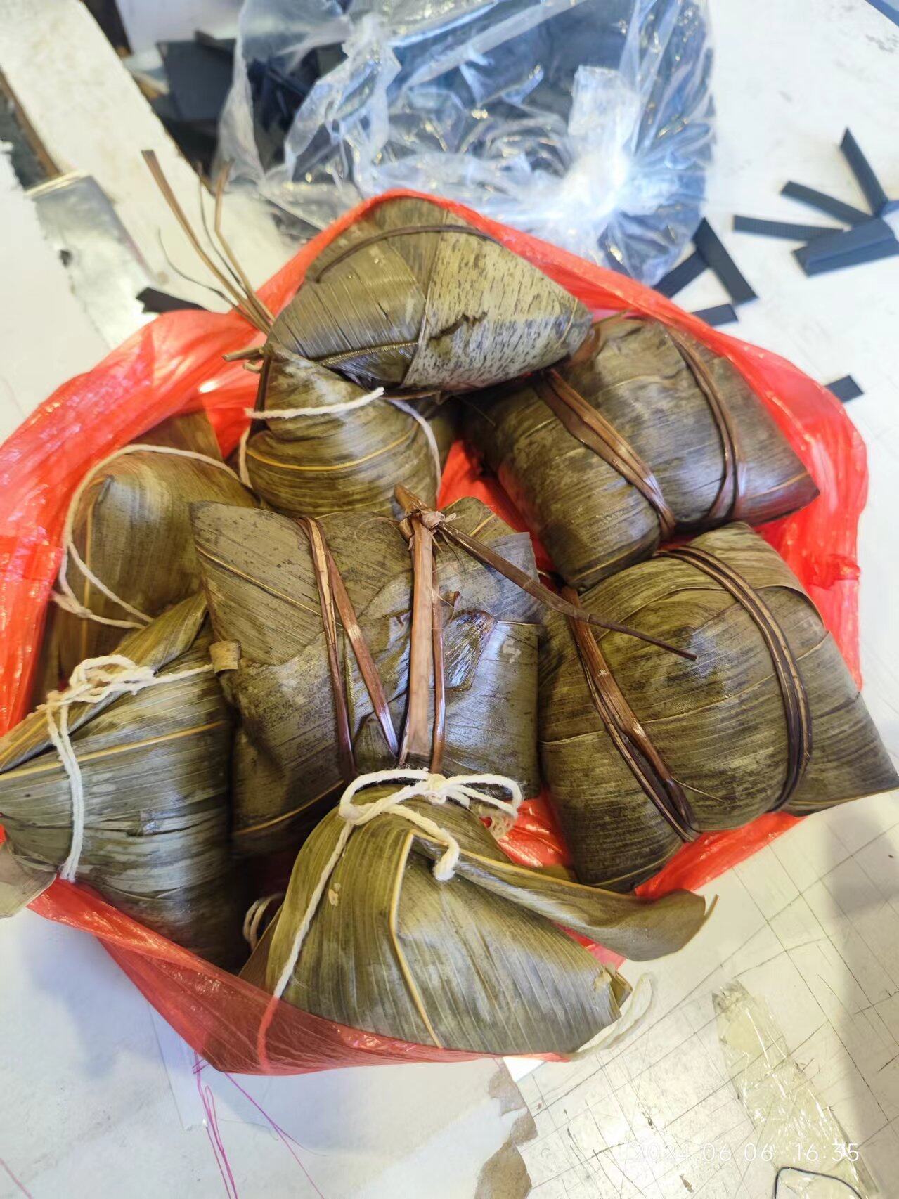 厂里发粽子，4个本地粽子，4个不知道什么粽子