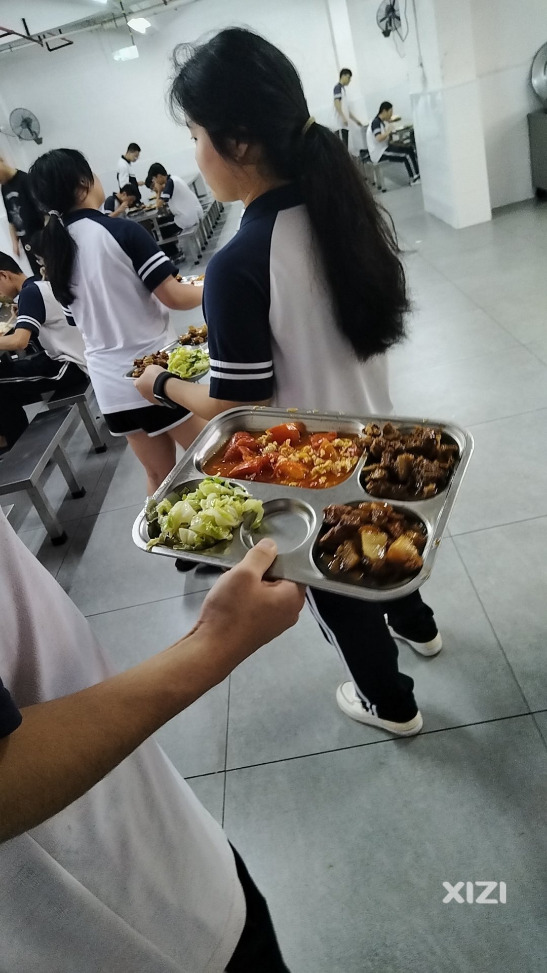 现在泰雅学校的饭堂真不错，比我们以前读书那会好太多了