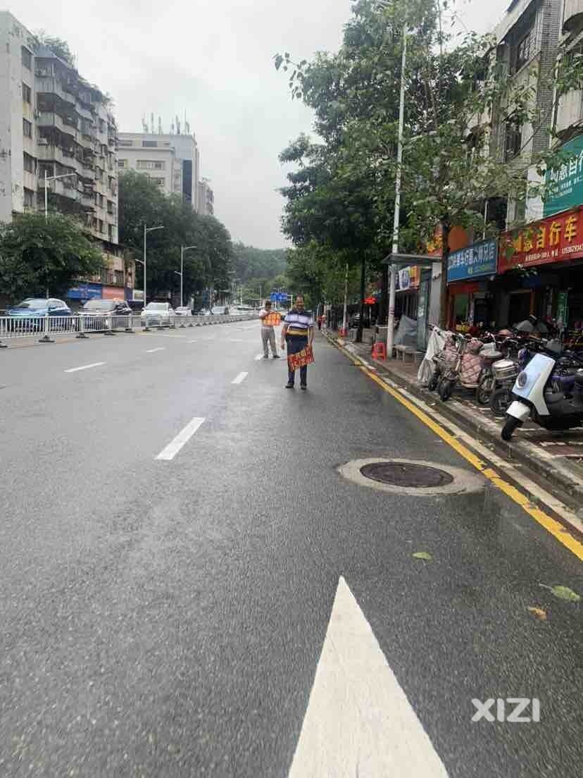 红花湖单车店的人都跑路上去了