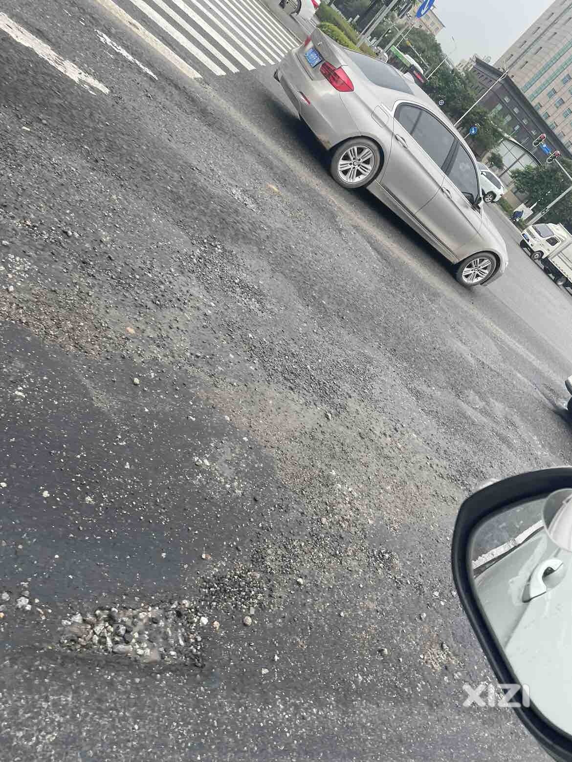 文明城市，体现在中信桥上下桥红绿灯处