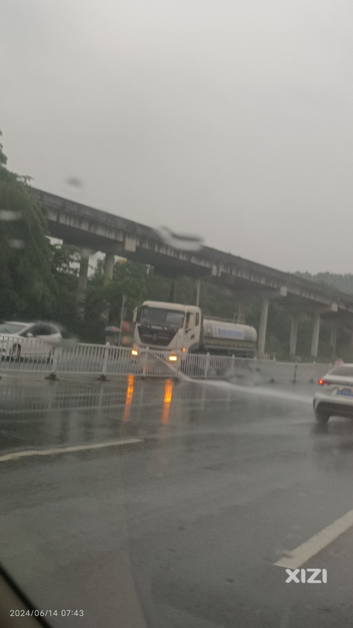 下雨天，为啥洒水车还要作业