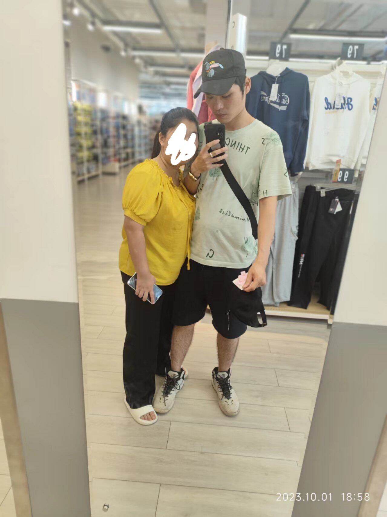 她1米57，和我站在一起，这身高差距也不大，天天