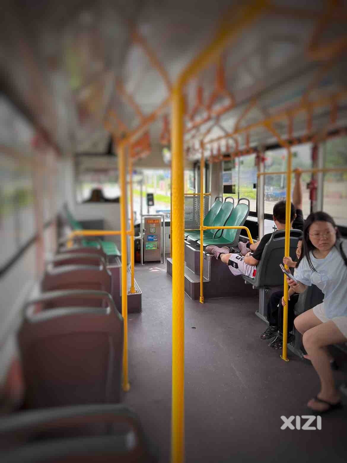 现在公交车司机哑吧多！
