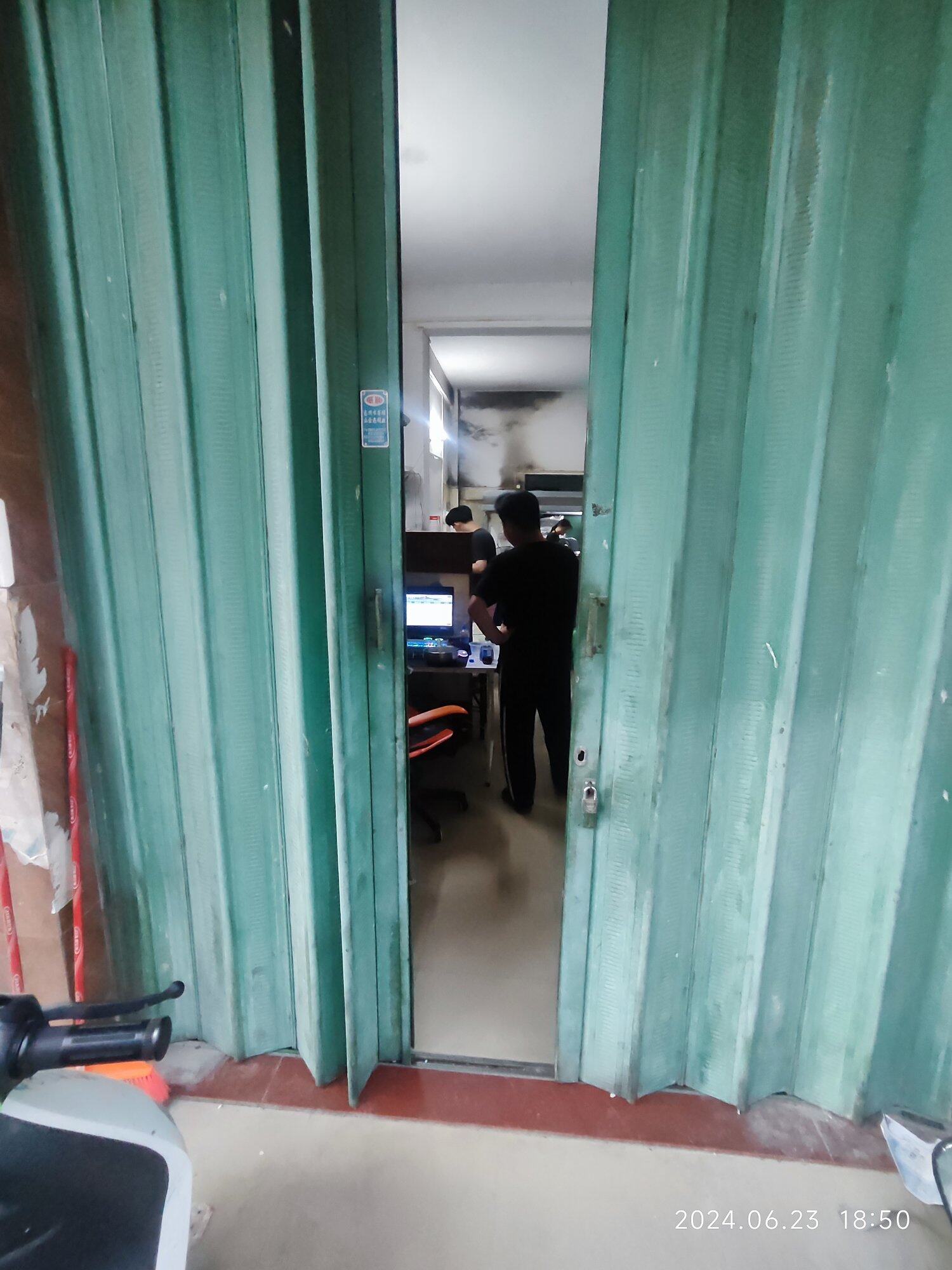 是不是要干起来了？骑手摧餐，商家叼他[闭嘴]吵起来了