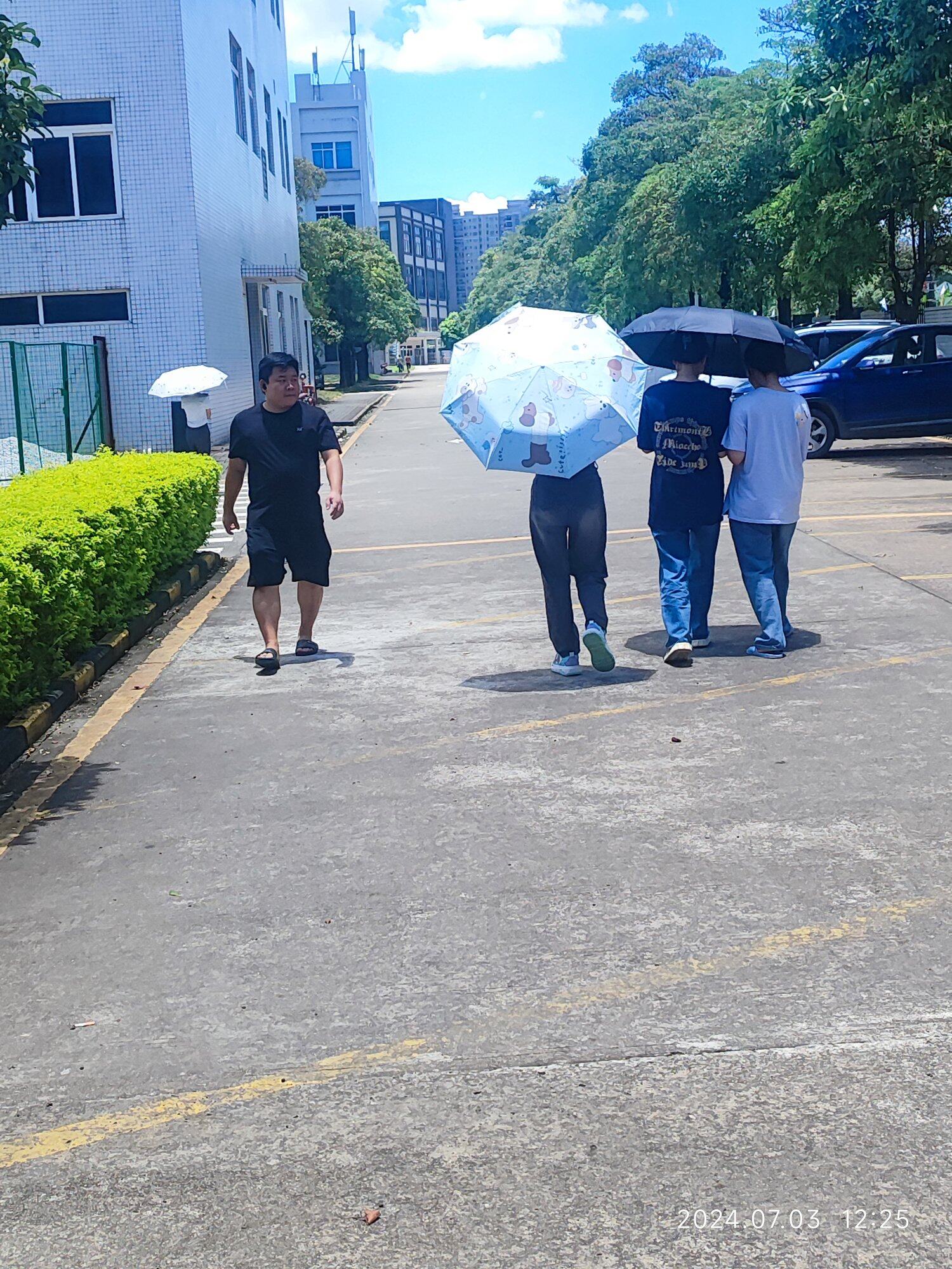 跟我一样，看到女的连眼都不