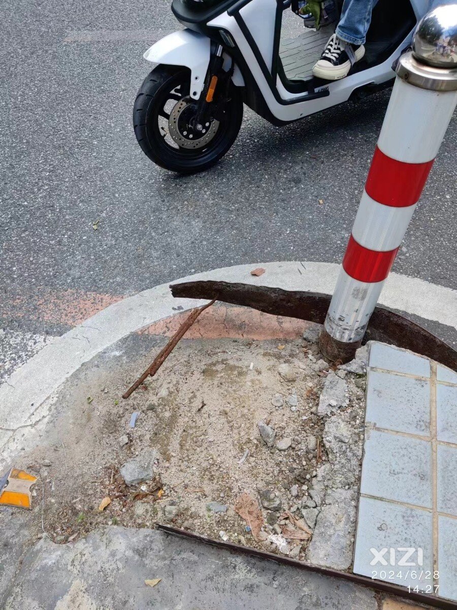 以下定位马路中间隔离带有条铁棍暴露风险，请惠城路政部门处理，谢谢！！