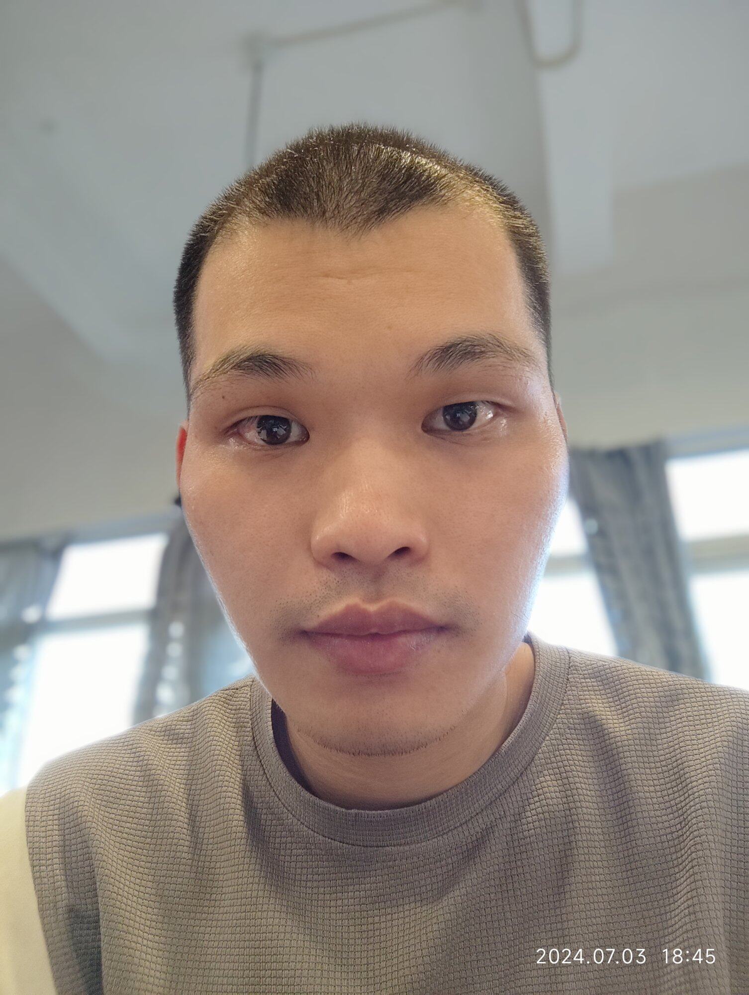 在厂里洗个冷水澡，整个人舒服多了，继续加班