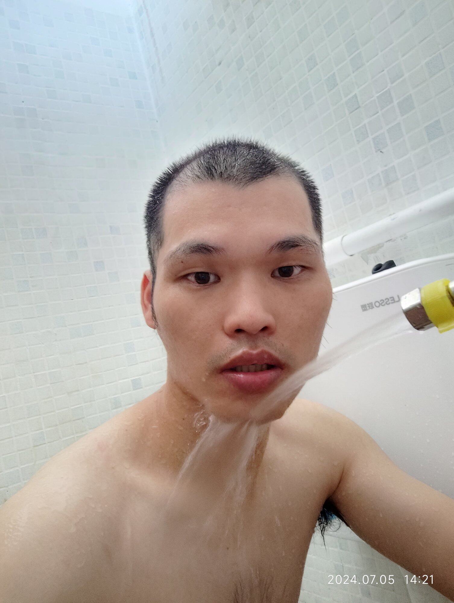 上班去洗个冷水澡，舒