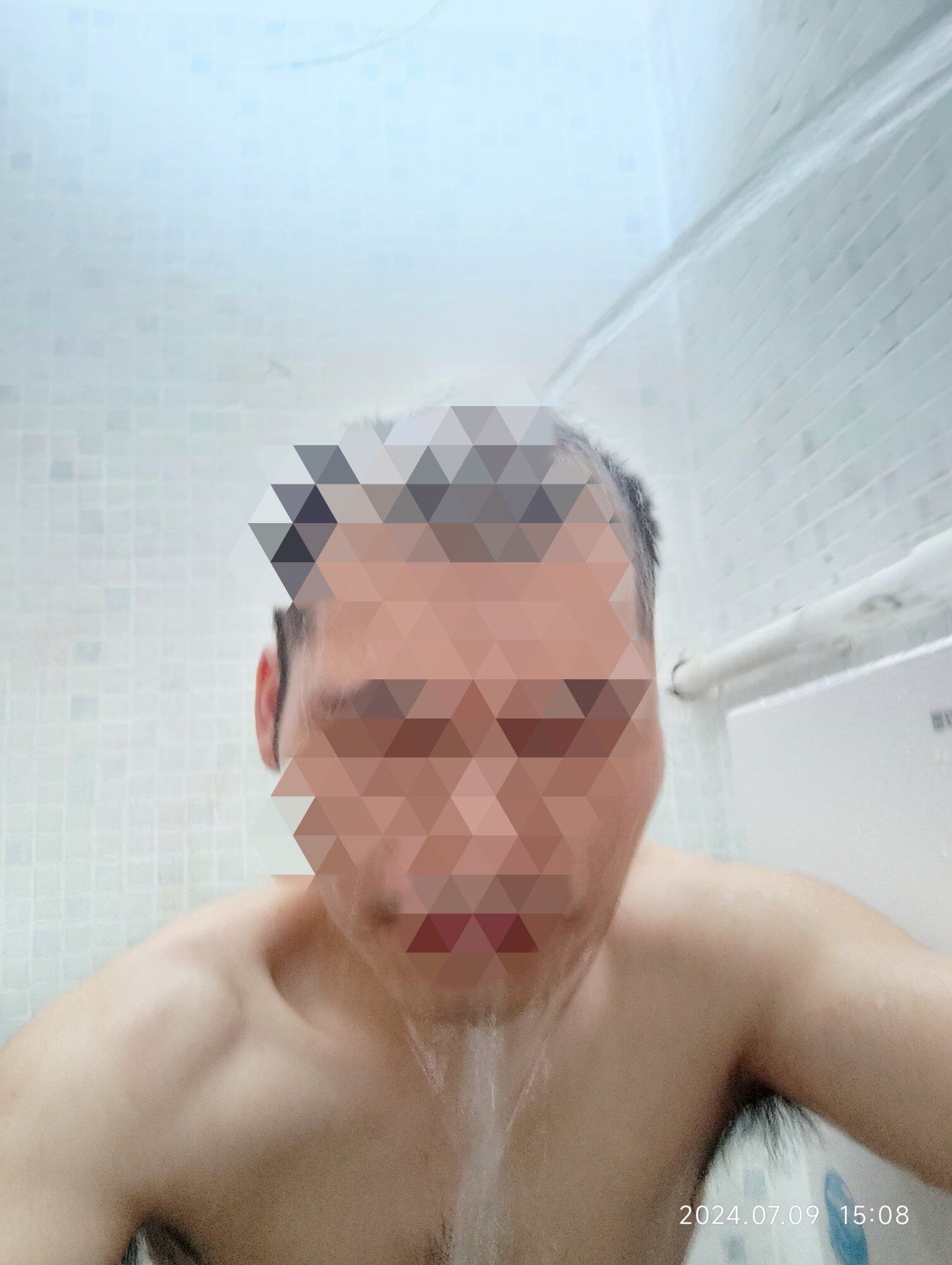 上班车间太热了，洗个冷水澡，舒服多了，要不然一身汗贴贴