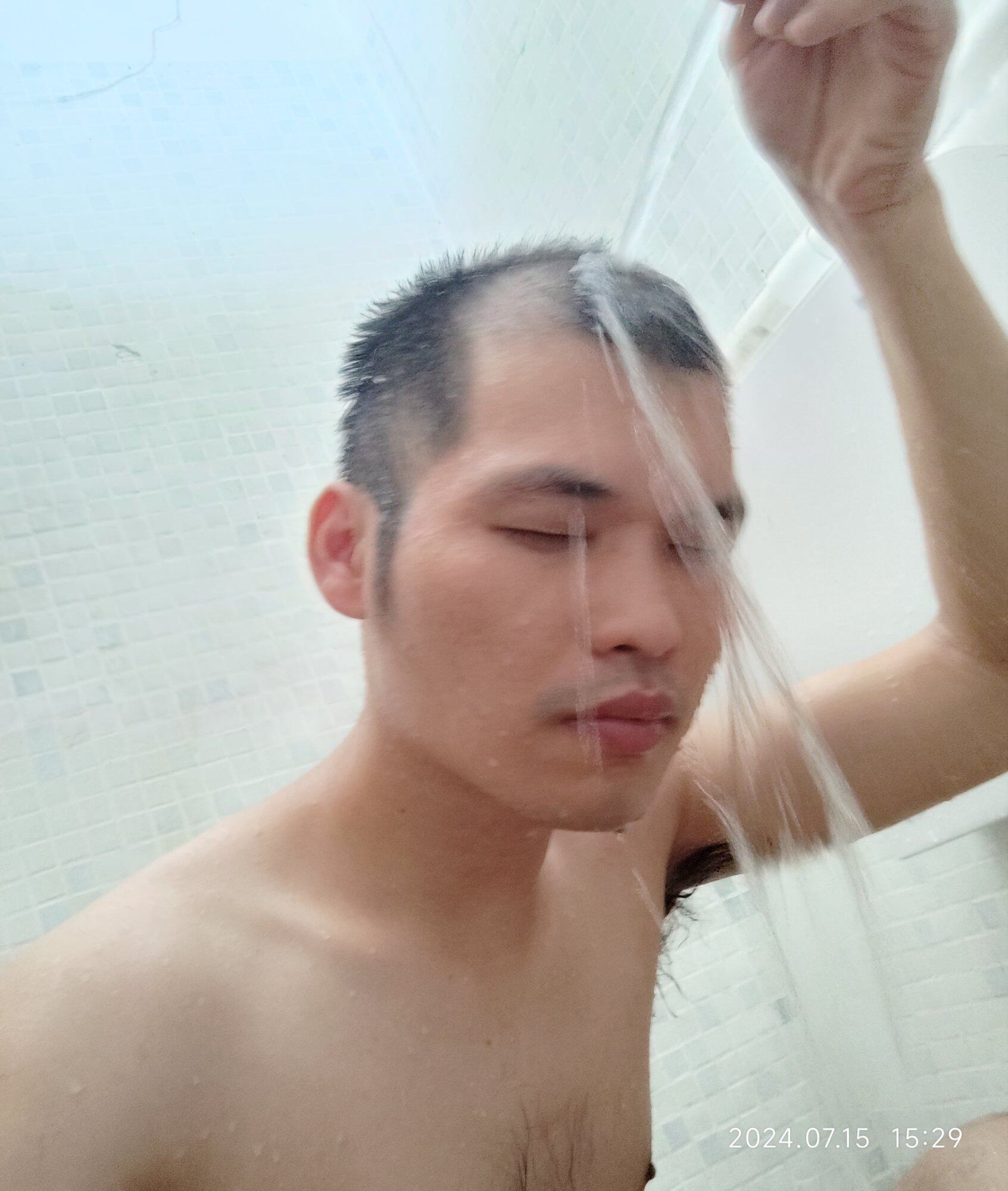 太热，不想上班，好热，洗个澡先