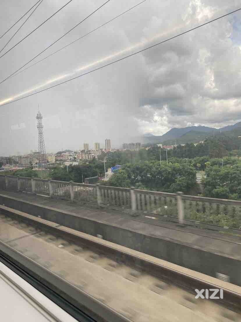 广东的天气，一边下雨一边晴天