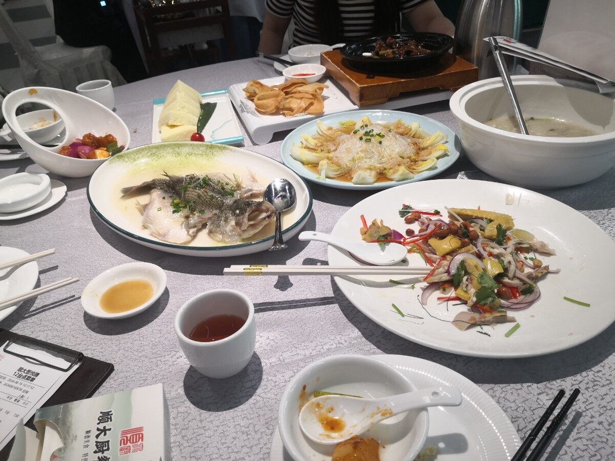 158元的午餐套餐7、8个菜，有鱼有肉，老板不亏钱吗？