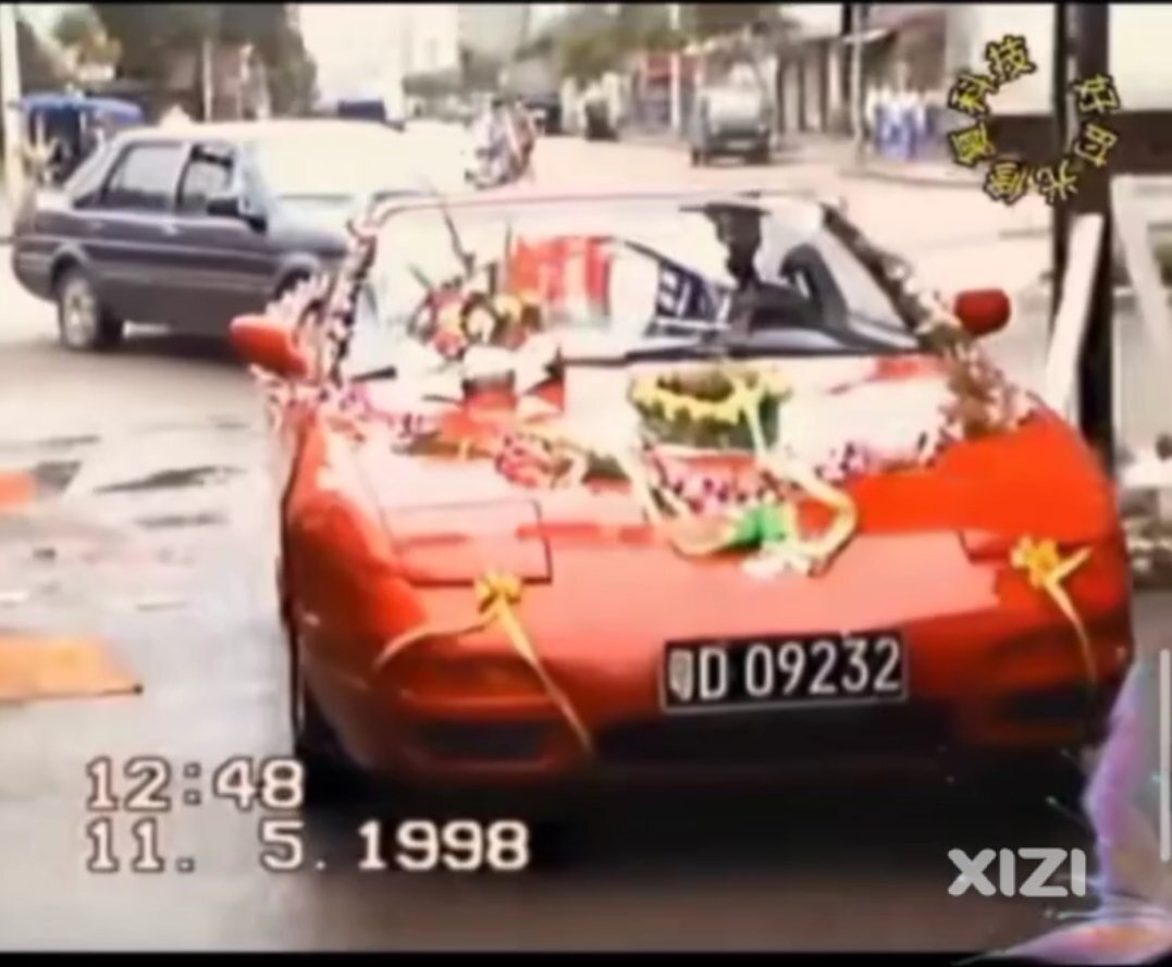 1998年结婚影像，新娘豪车接送。