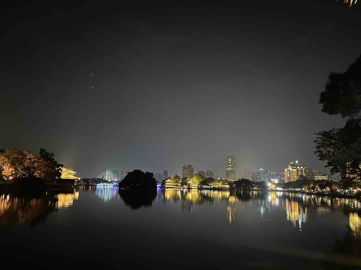谁能留夜色，来夕倍还梭…