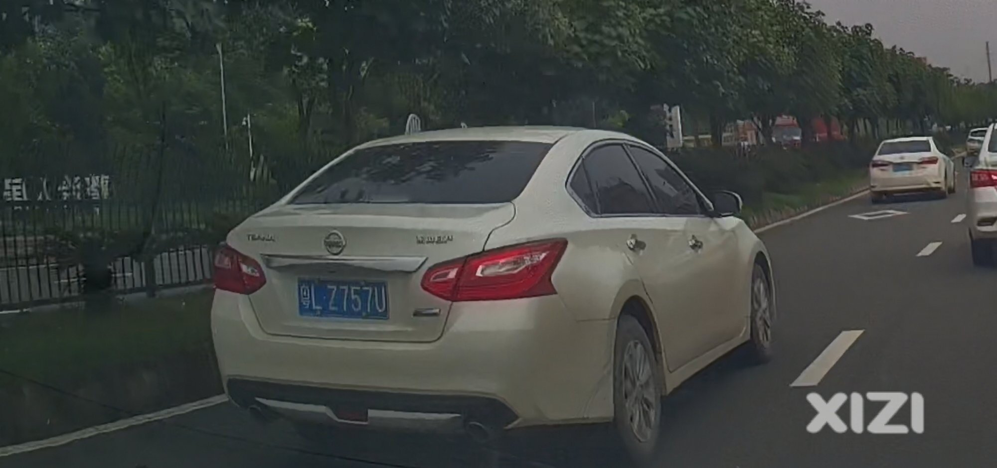 大家帮我看看左边的车