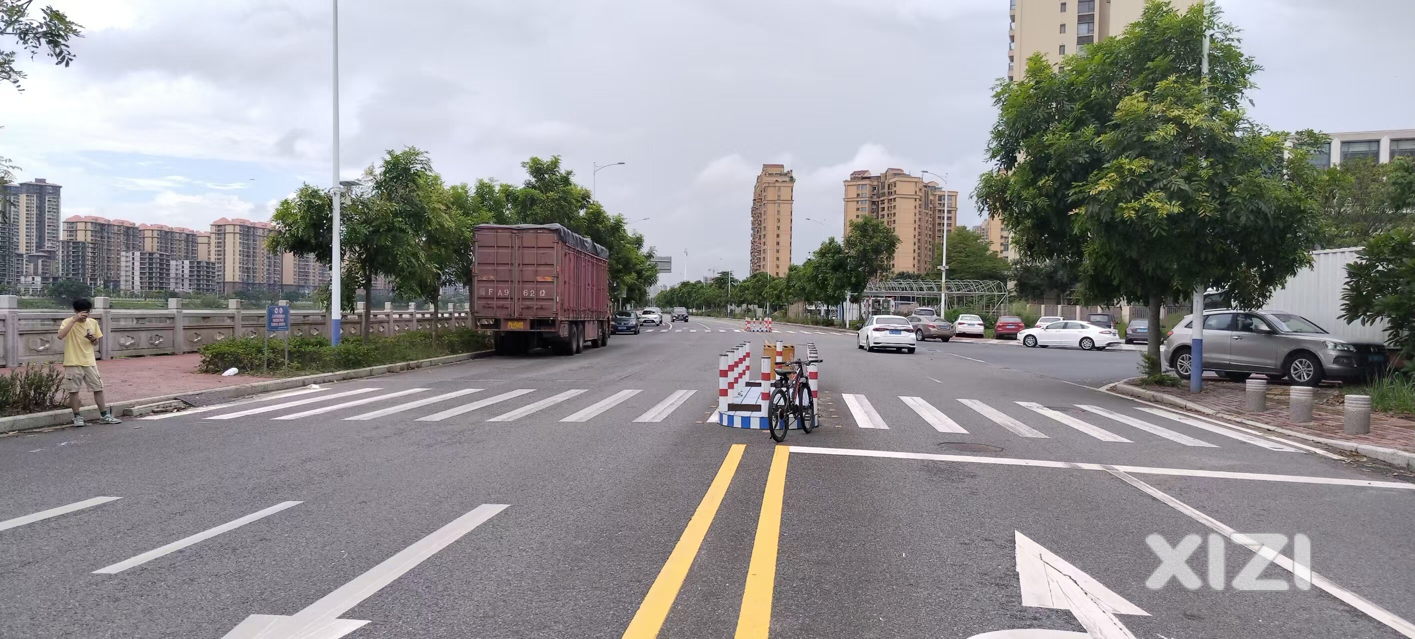 水口鹿江北路斑马线过马路被小车撞飞