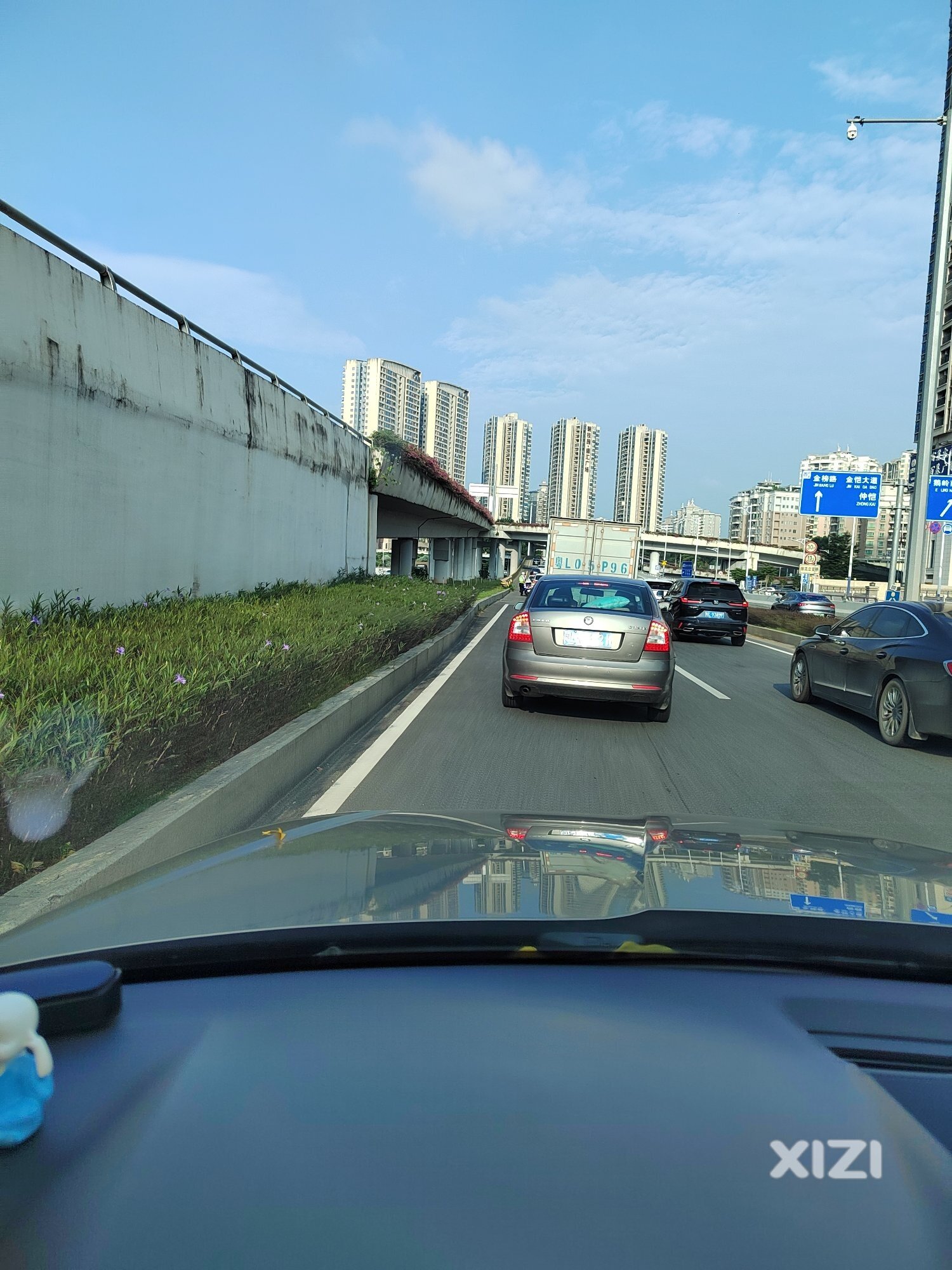 金迪立交上白色途观追