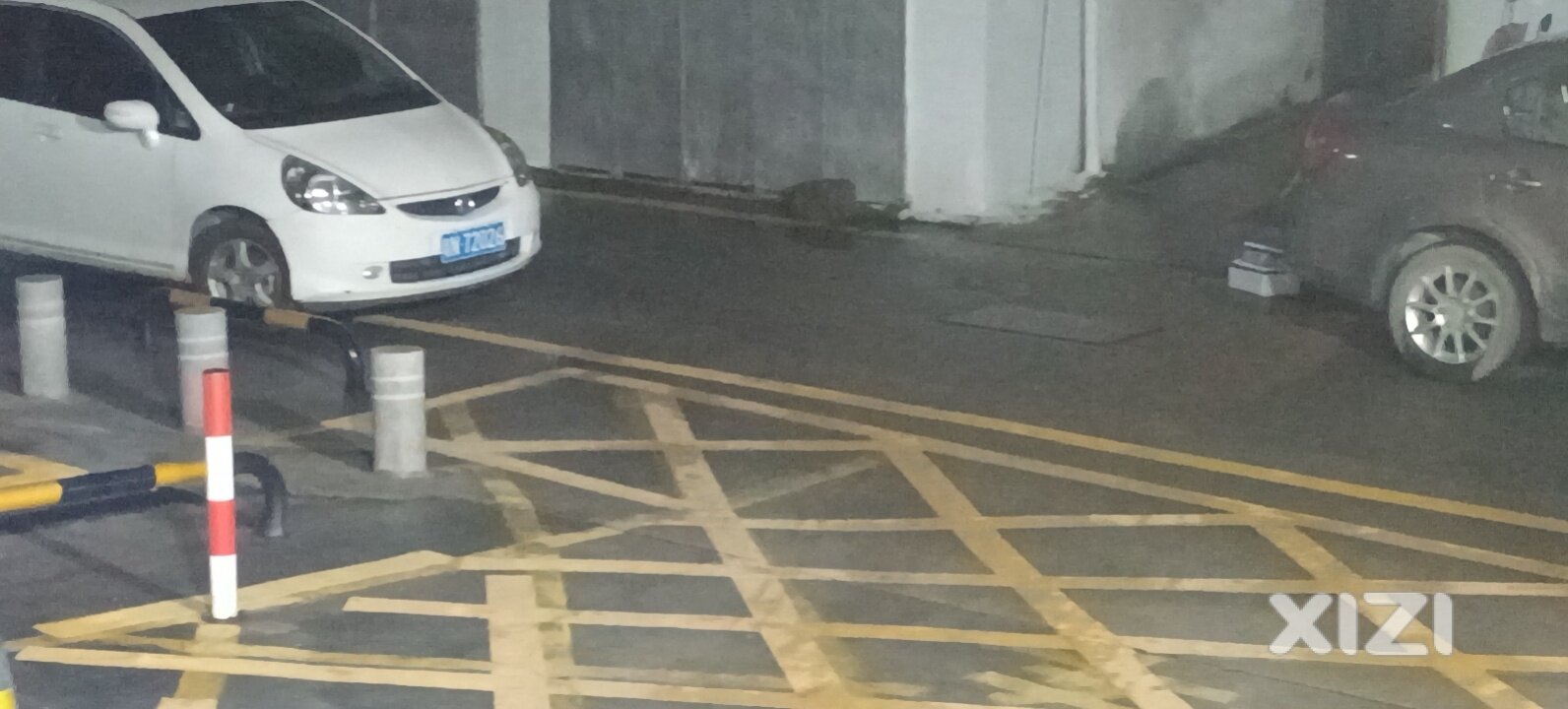 桥西六角巷26号路边乱停车没有人处理，