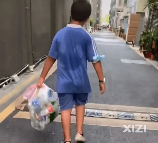 苦心教育，妈妈带孩子在江北佳兆业附近捡废品