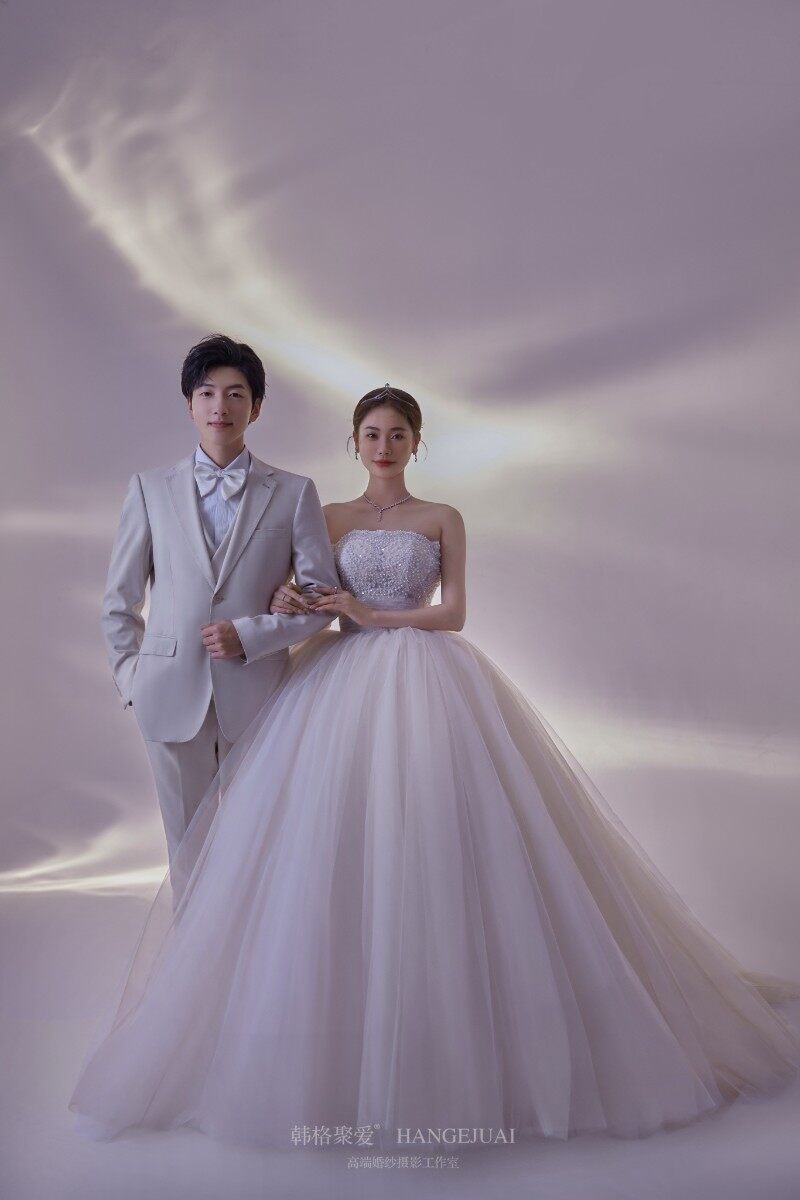 这样的室内光影婚纱照，高级感与浪漫并存