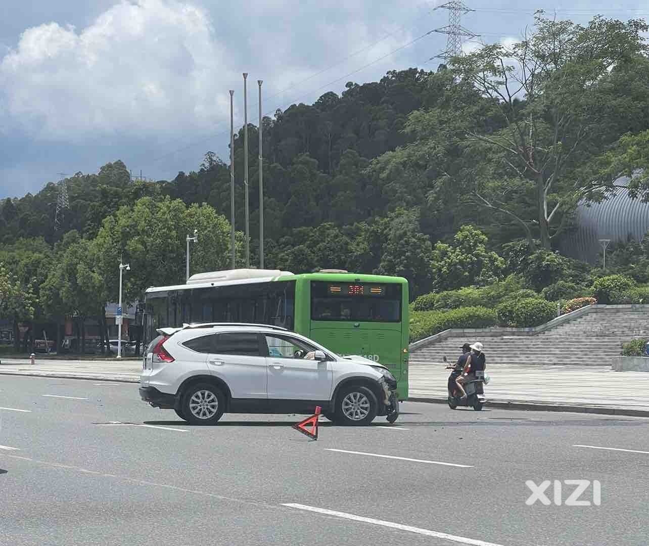 跳水馆门口追尾