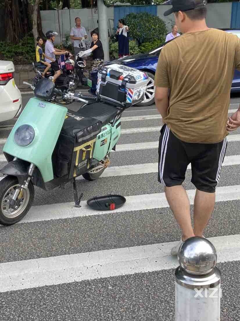 东平公园对面马路发生车祸（图）