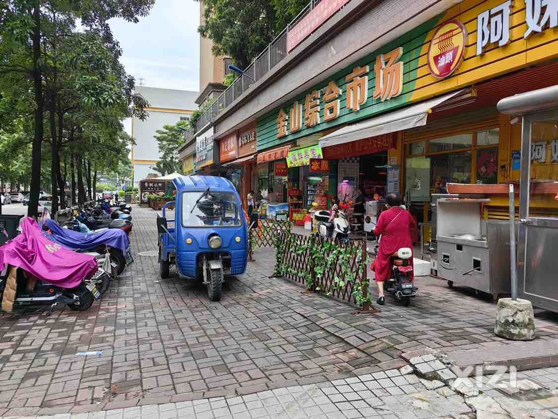 小区楼下的商家占道经营，小区物管视而不见