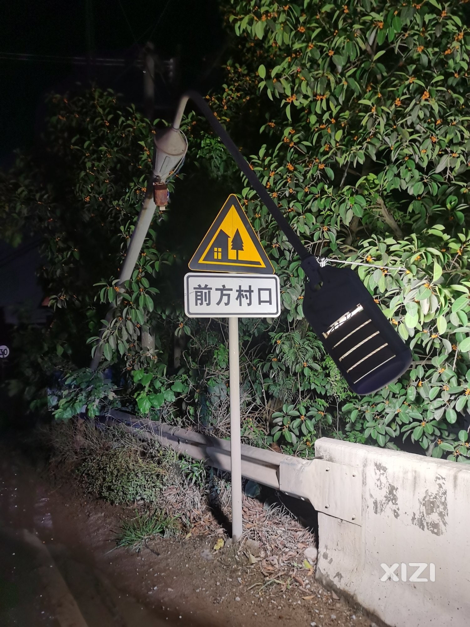 小学门口路灯断裂