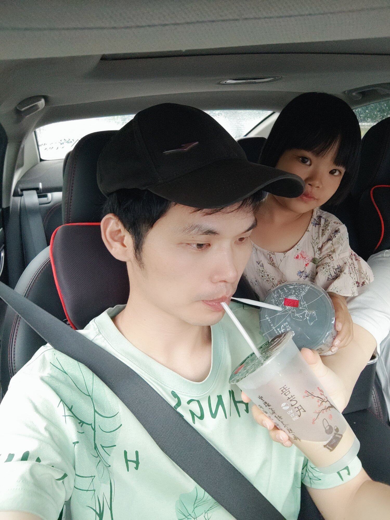 两个人轮流，来喂我喝