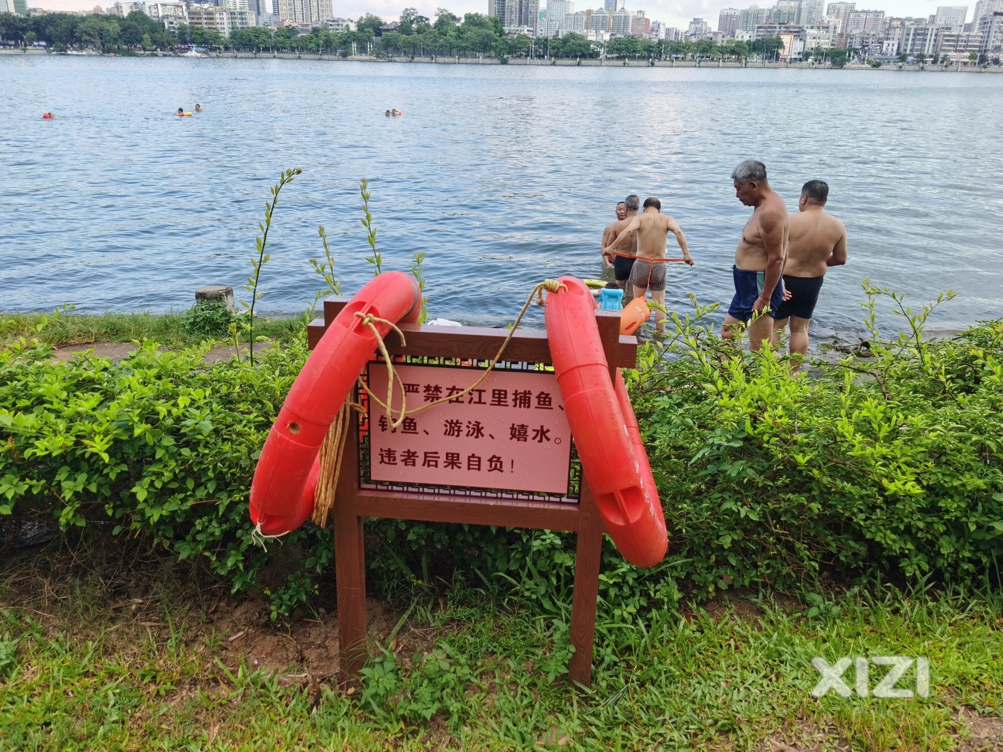 天然泳场，和谐祥和！