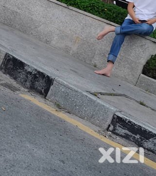 今天遇到两个穿的特别的