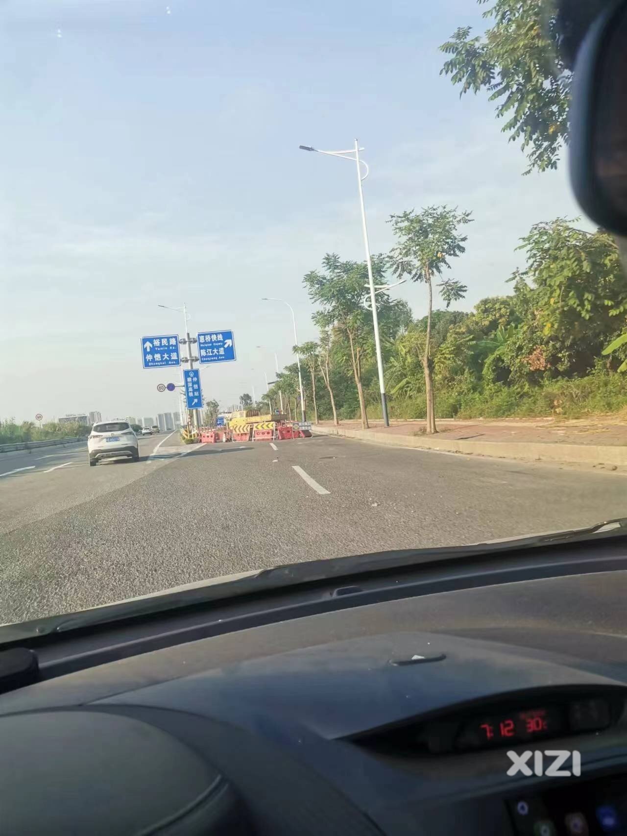 长深高速辅路下坡后的坑