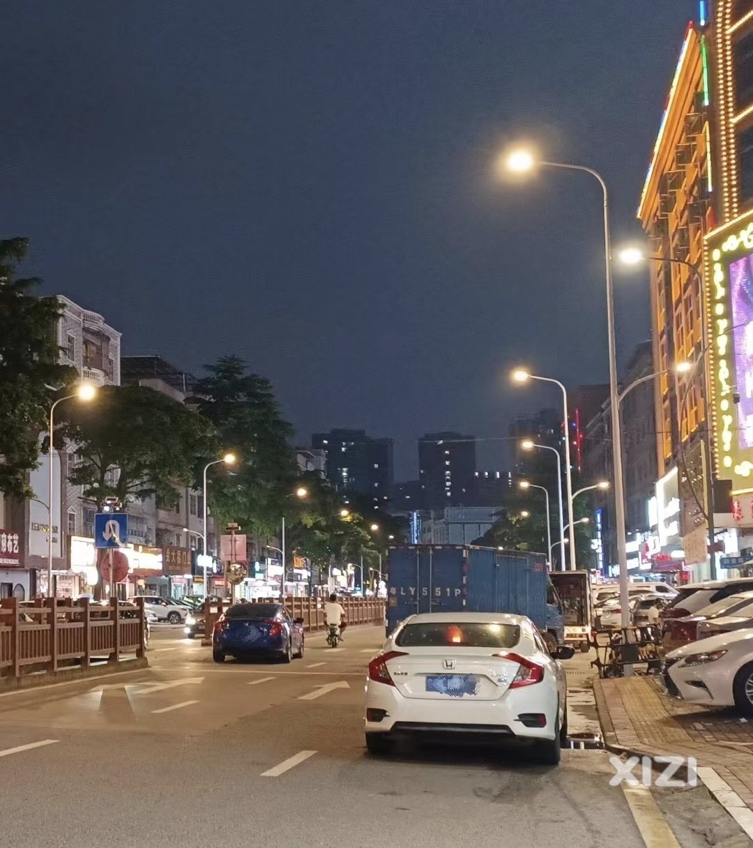 这里的路灯终于亮啦，