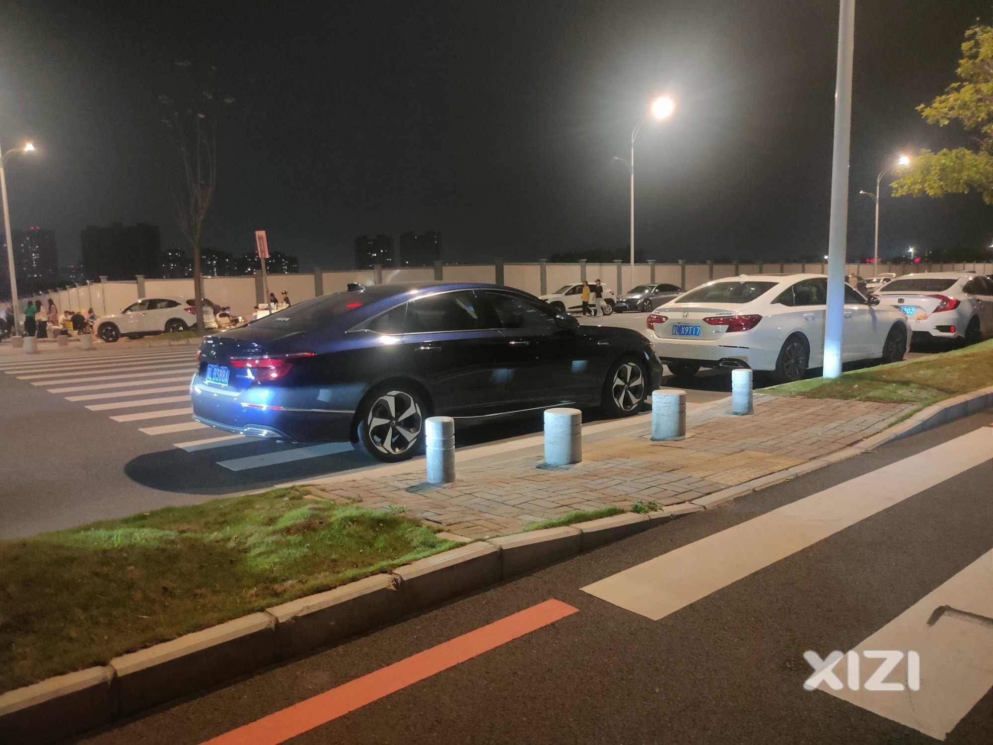 能不能管管这条路？？？非机动车都没有路走了