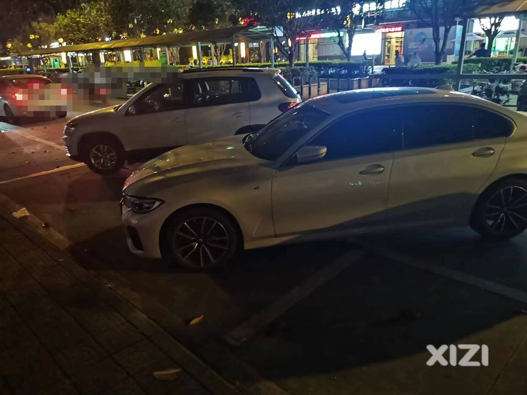 惠泊车高一尺，私家车高一丈，这样停车应该联合相关部门管一管！
