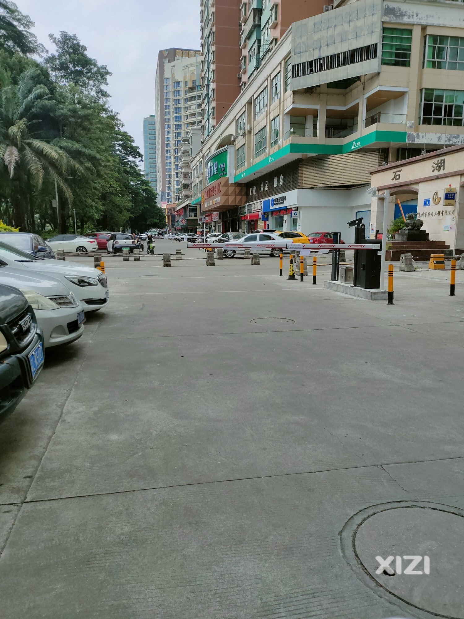 堵停车场出入口，是办法吗？