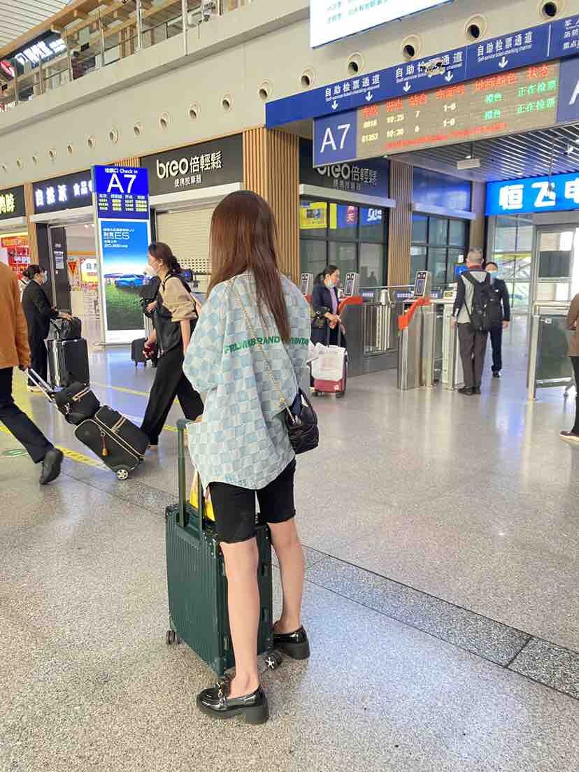 云不是那么白，不如别人腿白皙