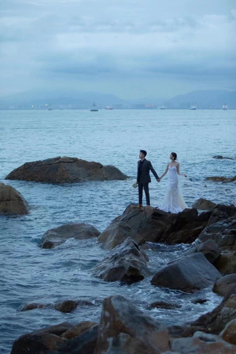 氛围感拉满的海上礁石婚纱照，太浪漫了