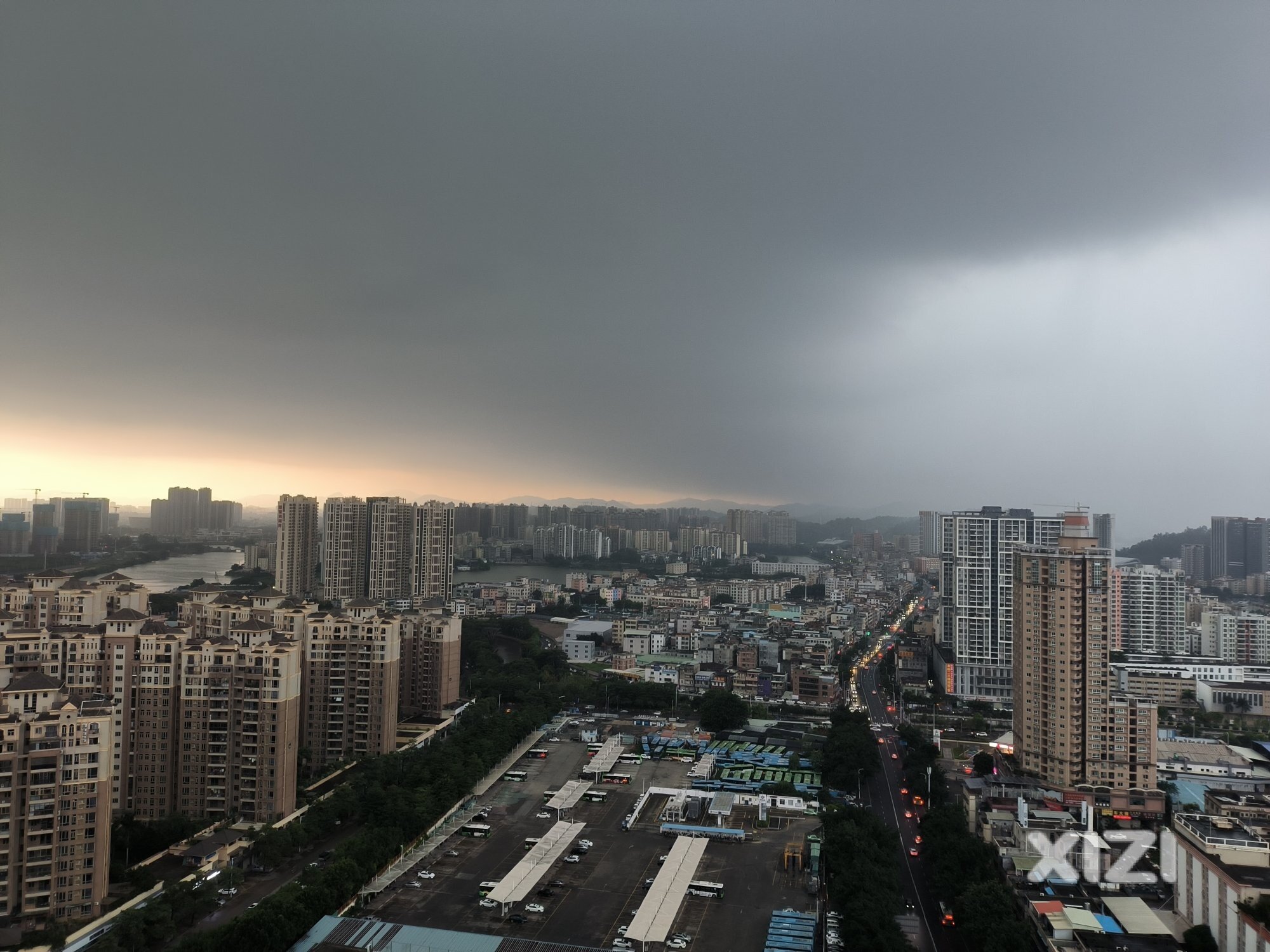 雨後红霞映天光