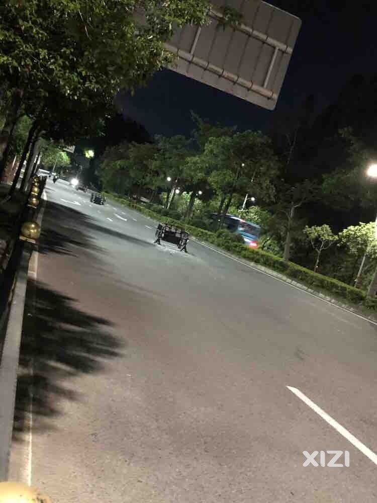路面的障碍物