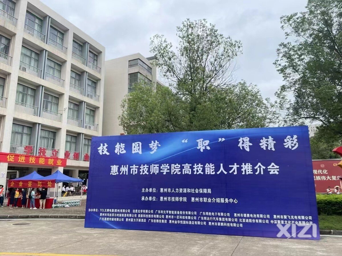 这一天，高校里的学生都满面春风