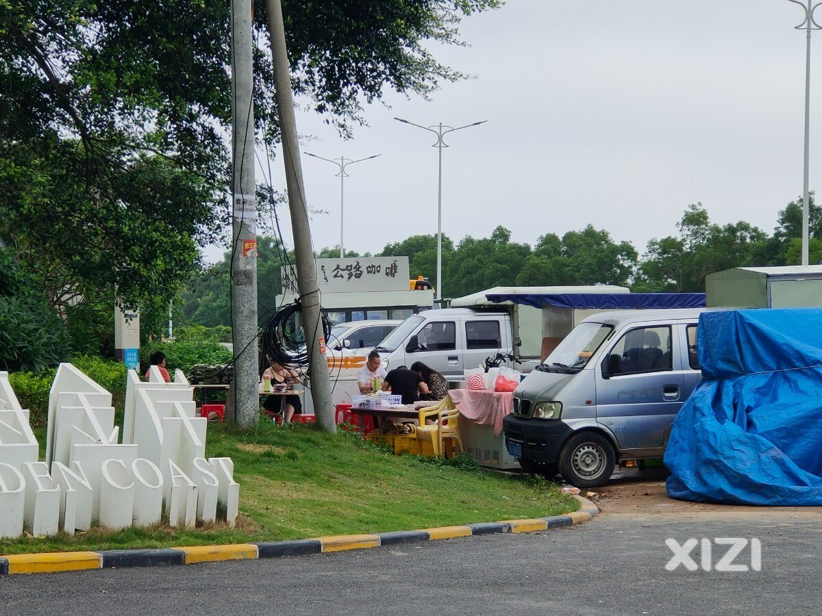 港口镇虹海湾三期小区大门口及沙滩存在流动商贩乱摆乱放，占道经营，严重影响居民生活