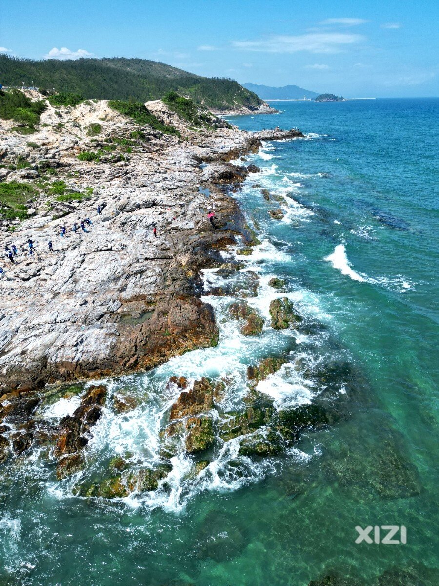 夏天的海边好多人