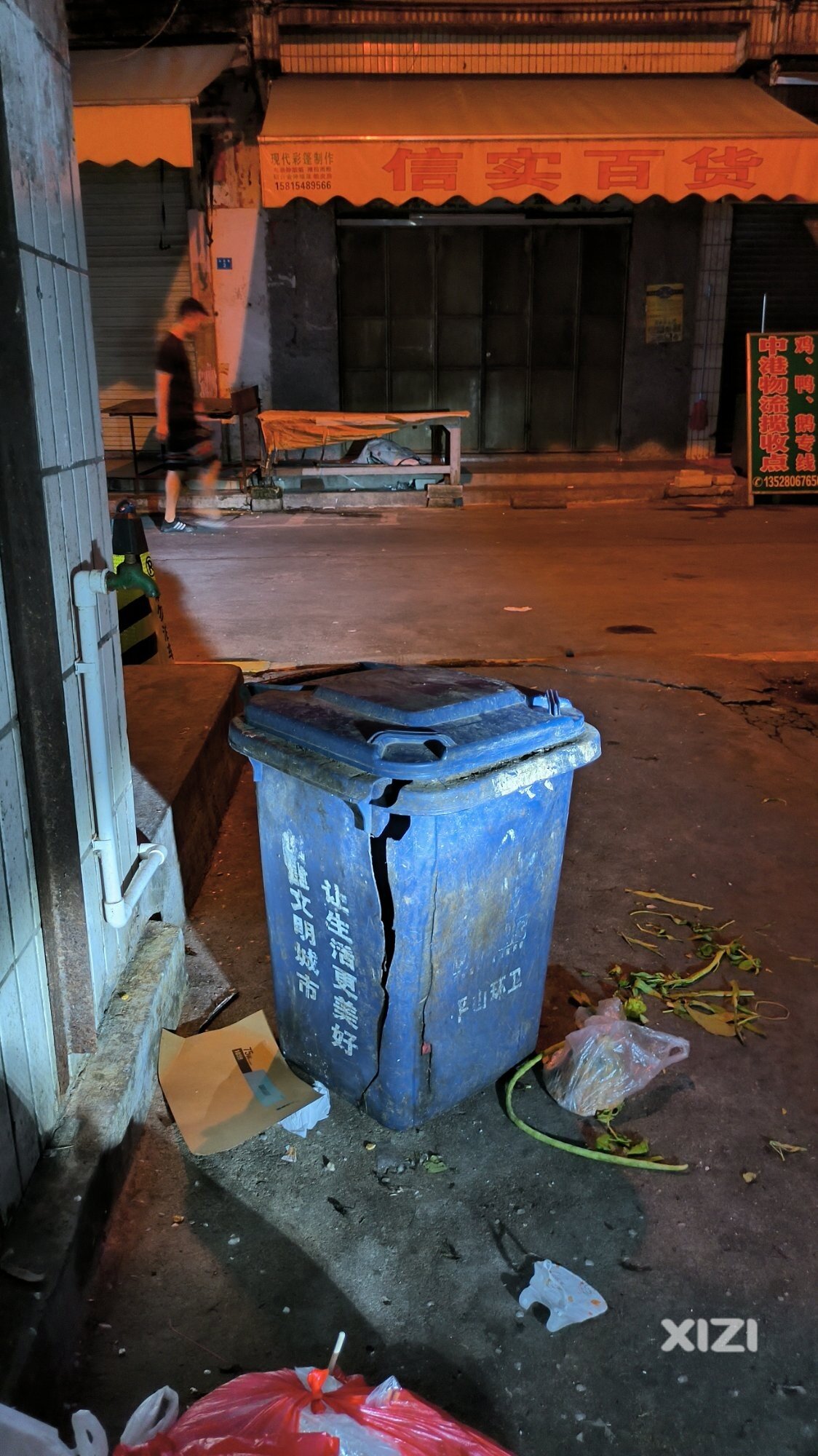 这垃圾桶有些影响市容啊