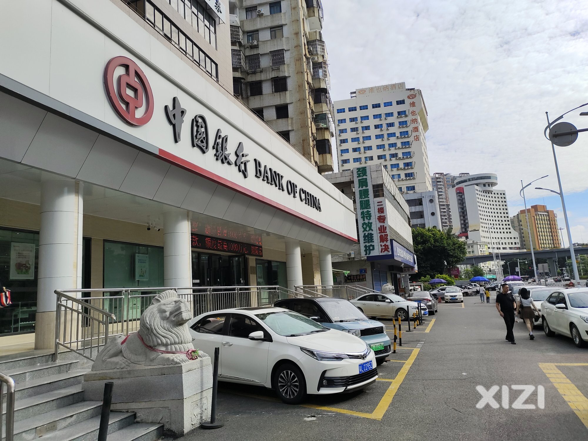 龙丰街道桥的中国银行卷的外部车位也占