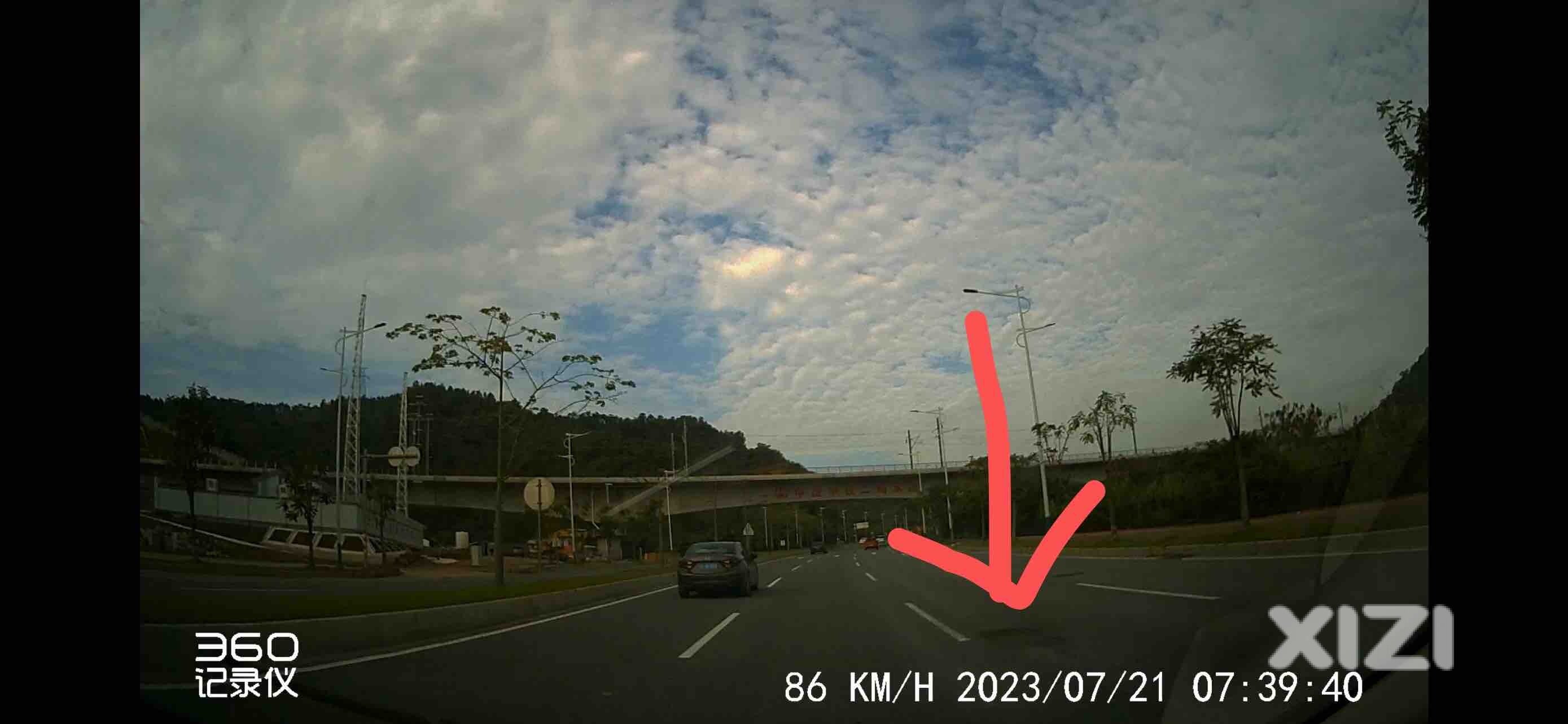 惠新大道，右侧第二车