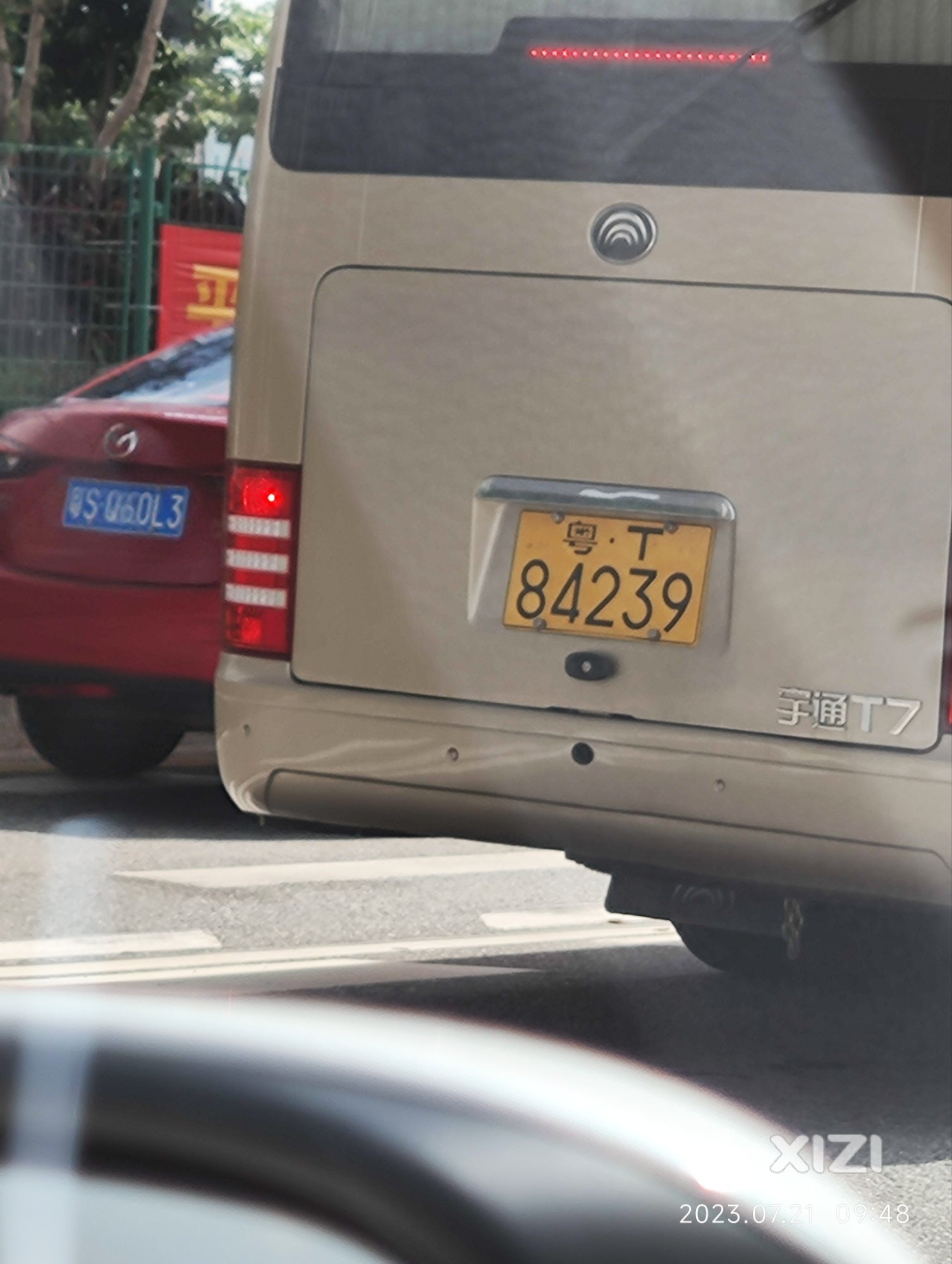这中巴车横跨4条车道飞过来，差点撞上了，上哪里举报啊