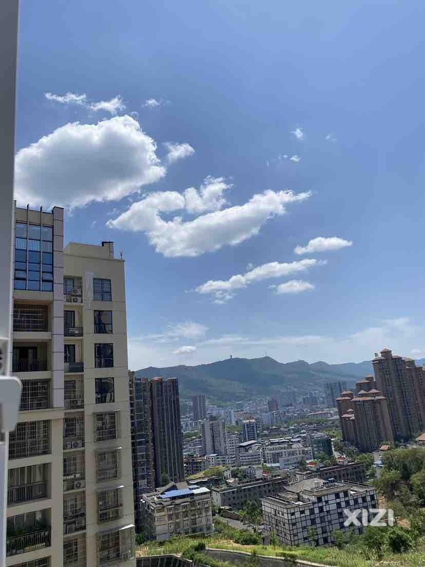 蓝蓝天上白云没飘，温度却渐渐在升高