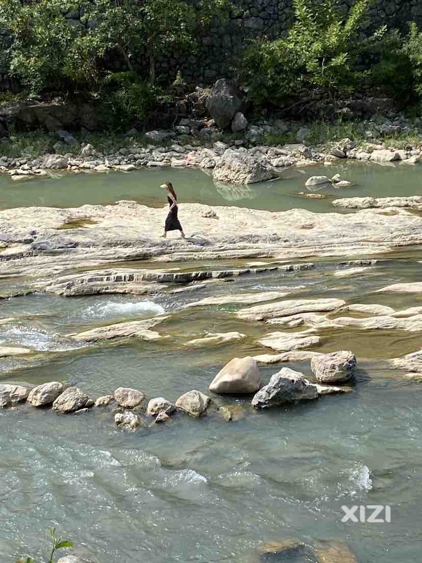 溪流潺潺，休闲玩水好地方