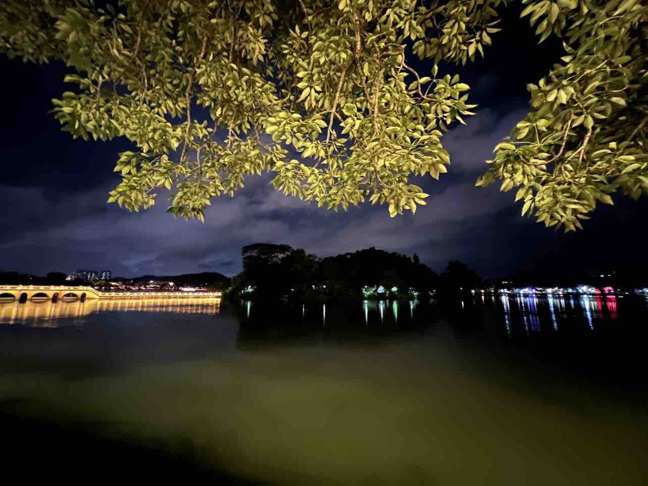 夜了。